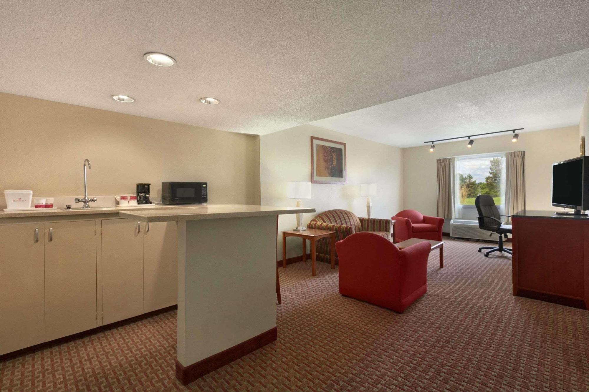 Ramada Burlington Hotel And Conference Center Exterior foto